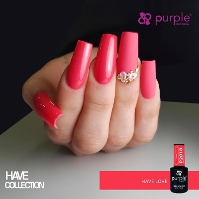 Unhas vermelhas rosadas brilhantes com decoração de pedrinhas e frasco de verniz gel Purple Professional.