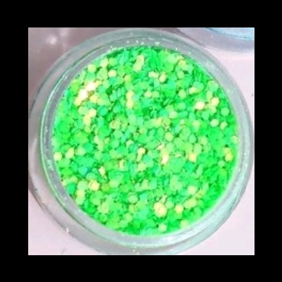 Frasco com grânulos verdes e amarelos fluorescentes