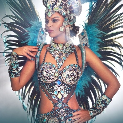 Fantasia de carnaval azul com pedras e penas pretas, capacete decorado, braceletes e asas