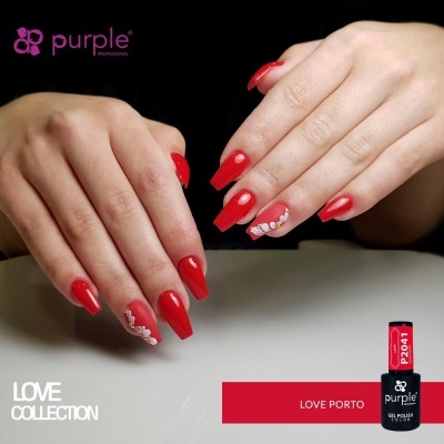 Unhas com verniz gel vermelho e decoração com strass