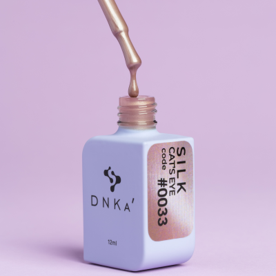 Frasco de verniz DNKA branco quadrado com tampa rosé e verniz a pingar