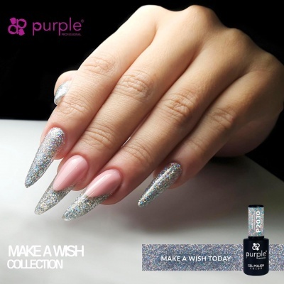 Mãos com unhas longas decoradas com esmalte glitter prateado e textos promocionais da coleção de esmalte