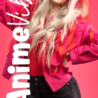 Mulher jovem com jaqueta rosa e calças pretas, fundo rosa, texto Anime Vibe