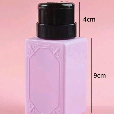 Frasco quadrado lilás com tampa preta e relevo decorativo