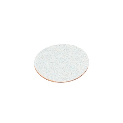 Disco abrasivo circular branco com pontos cinzentos e marrons