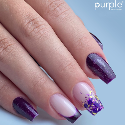 Manicure decorativa com unhas roxas glitteradas e nude com glitter dourado