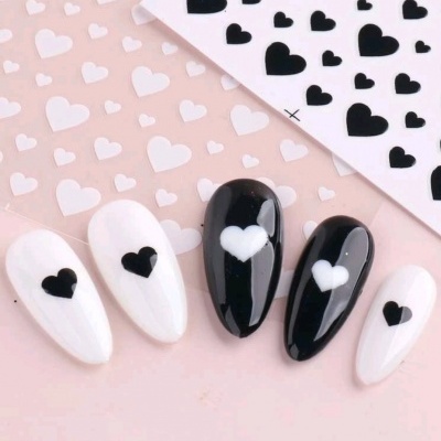 Unhas postiças preto e branco com corações e autocolantes de corações