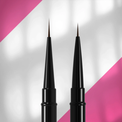 Duas canetas de eyeliner pretas com pontas finas sobre fundo branco e rosa.