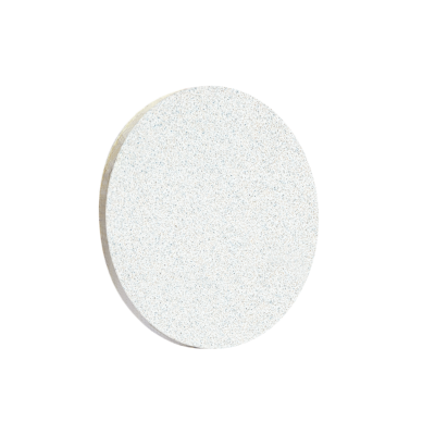 Bola de golfe branca com padrão de pontos azuis