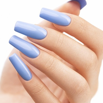 Unhas compridas quadradas com verniz azul claro brilhante