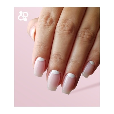 Unhas quadradas rosa claro com detalhes brancos em meia-lua na base das unhas