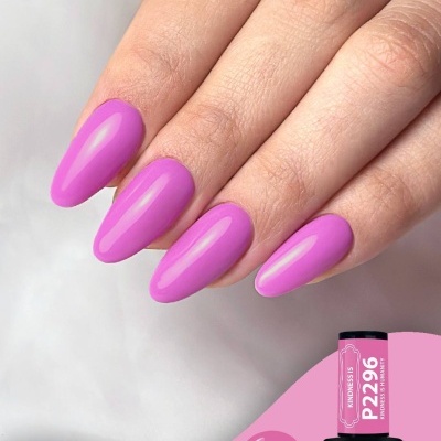 Unhas decoradas com verniz gel roxo P2296 da Purple Professional.