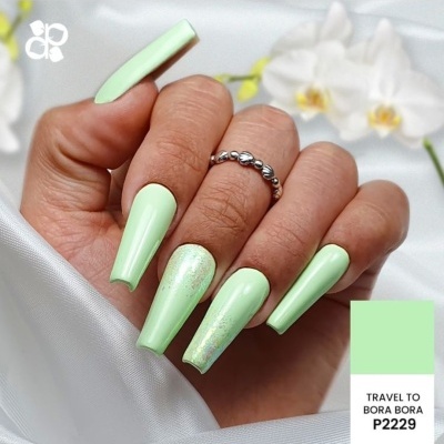 Unhas compridas verdes claras com detalhes iridescentes e anel prateado