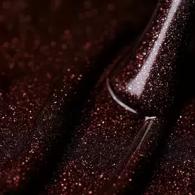 Verniz de unha com glitter cor vinho e pincel aplicador.