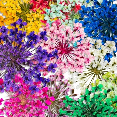 Flores artificiais coloridas organizadas em padrão denso