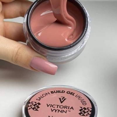 Gel para unhas Victoria Vynn Cover Blush No. 06 aberto e em uso com espátula