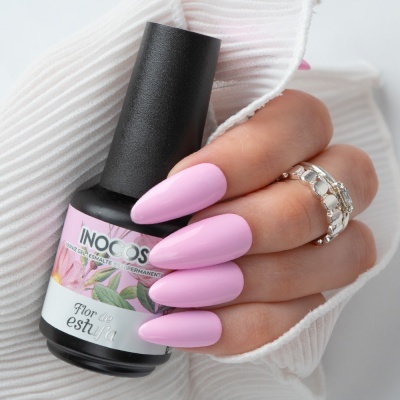 Verniz gel Inocos Flor da Estufa com unhas rosa