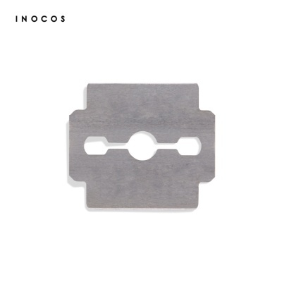 Lâmina metálica retangular com recortes centrais e texto INOCOS no fundo branco