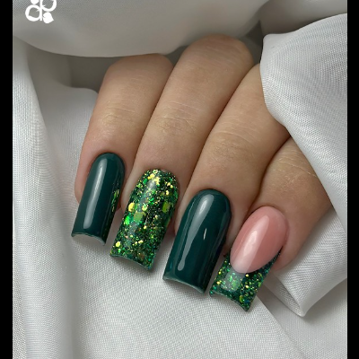 Unhas compridas decoradas em verde escuro, glitter verde dourado e cor-de-rosa suave com glitter