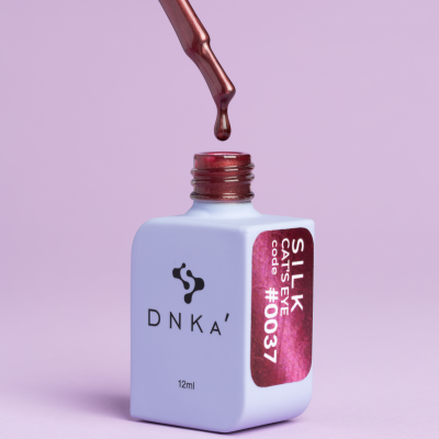 Frasco branco de verniz de unhas DNKA com verniz vermelho metálico e conta-gotas