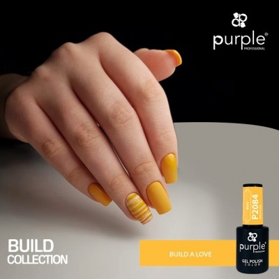 Mão com unhas amarelas mate e riscas com verniz gel Purple P2084 em fundo cinzento