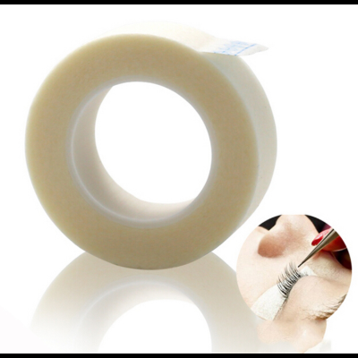 Rolo de fita adesiva transparente com aplicação em pestanas.