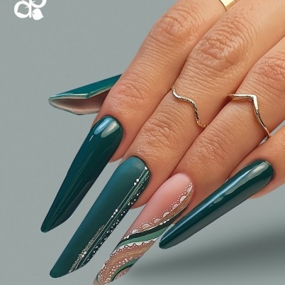 Unhas artificiais verdes longas com desenhos ondulados, dois anéis dourados.
