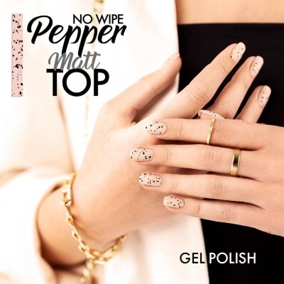 Unhas nude com pontos pretos e acessórios dourados