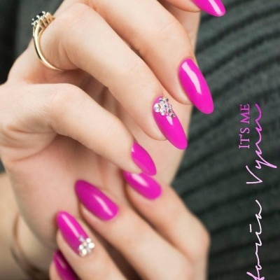 Unhas artificiais rosa com cristais e anel dourado