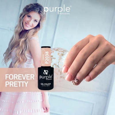 Frasco de verniz gel Purple P2038 ao lado de mão feminina com unhas decoradas e mulher ao fundo