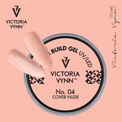Gel para unhas Victoria Vynn No. 04 Cover Nude com unhas postiças nude sobre a tampa em fundo rosa