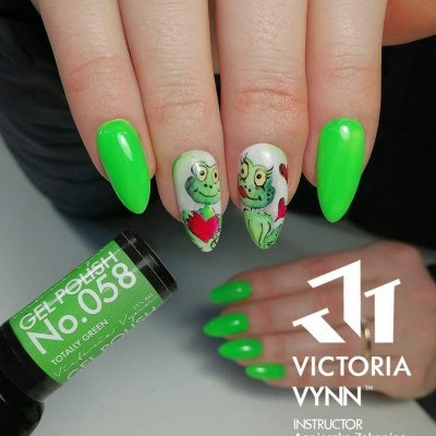 Unhas com verniz gel verde fluorescente e desenhos de sapos com corações vermelhos