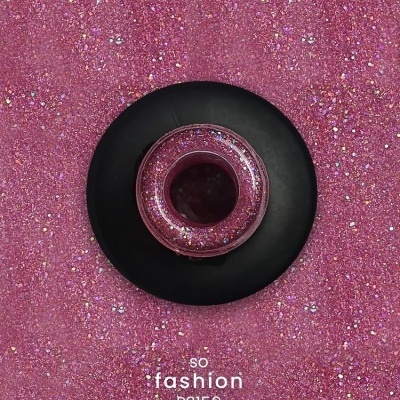 Frasco de verniz de unhas rosa glitter sobre fundo rosa glitter com texto purple professional