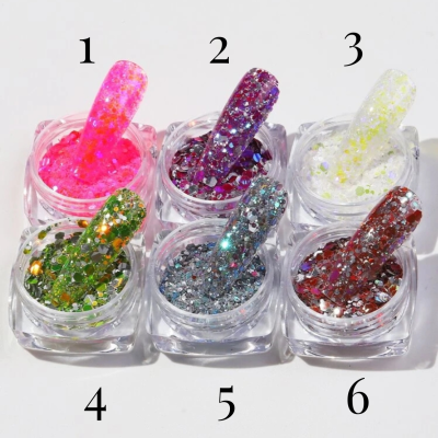 Seis frascos pequenos de verniz de unhas com glitter em várias cores