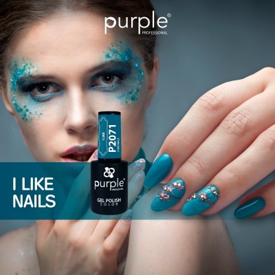 Frasco de verniz de unhas azul Purple Professional com mulher de maquilhagem azul ao fundo