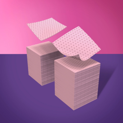 Blocos de papel cor-de-rosa com pontos cor-de-vinho em fundo rosa e roxo