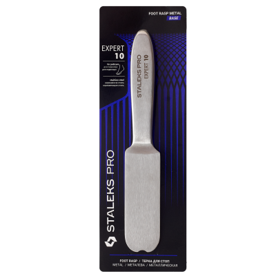 Raspador para pés Staleks Pro Expert 10 em metal numa embalagem preta com detalhes azuis