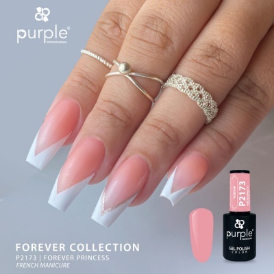 Mão feminina com unhas cor-de-rosa e french manicure branca em forma de V, com anéis prateados, esmalte em destaque Purple Forever Collection.