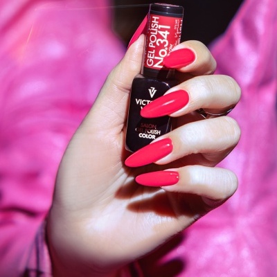 Frasco de verniz gel para unhas rosa 341 segurado por mão com unhas pintadas de rosa