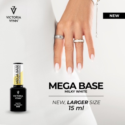 Verniz gel Victoria Vynn Mega Base Milky White com mão feminina e unhas brancas