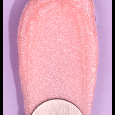 Pincel aplicando gloss rosa cintilante