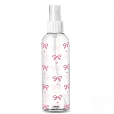 Frasco de plástico transparente com pulverizador branco e desenhos rosa de laços e corações