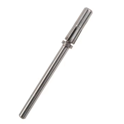 Ferramenta metálica cilíndrica prateada sobre fundo branco