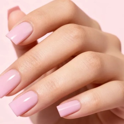 Mão com unhas pintadas de rosa claro