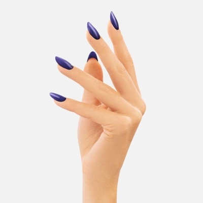 Mão feminina com unhas compridas pintadas de verniz azul brilhante