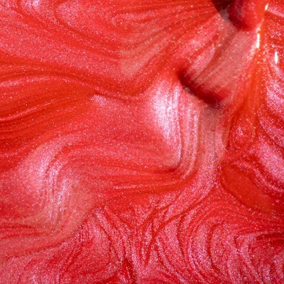 Close-up de verniz de unhas vermelho com acabamento cintilante