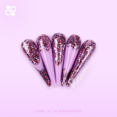 Unhas artificiais longas lilás com glitter rosa, roxo e vermelho sobre fundo rosa claro