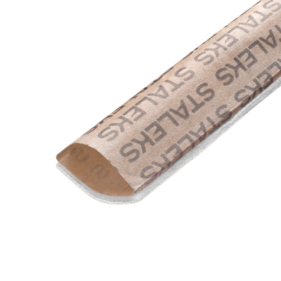 Palito de dente de madeira embalado em papel com texto STAILEKS