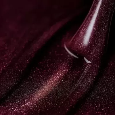 Pincel com pintura vinílica glitterada na cor roxo escuro