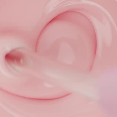 Textura cremosa rosa sendo misturada com utensílio